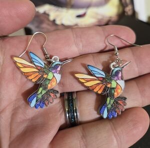 Beautiful acrylic hummingbird earings...25030